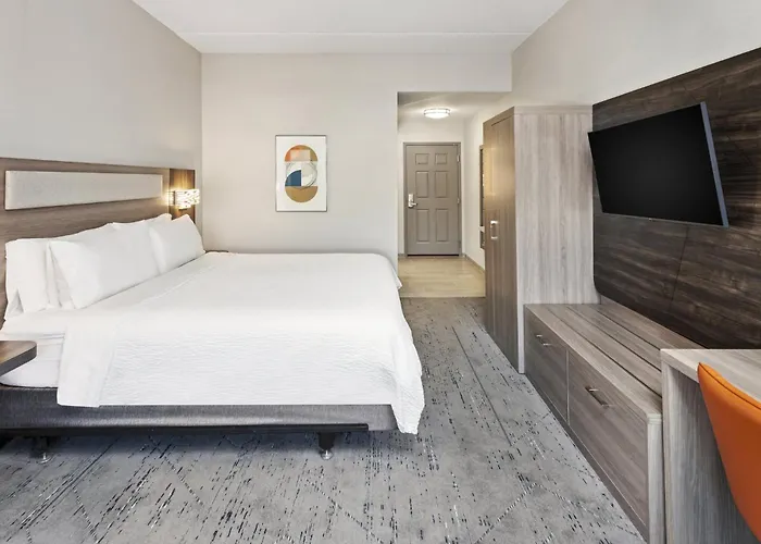 Express & Chicago West-o'hare Arpt Area By Ihg Hillside
